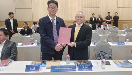 大禹节水集团党委书记王冲参加在泰国曼谷举办的中国（甘肃）—泰国经贸合作推介会，并在甘肃省省长任振鹤、泰国商务部部长披猜·那立塔潘等参会领导见证下，与泰国中华总商会签订合作协议。
