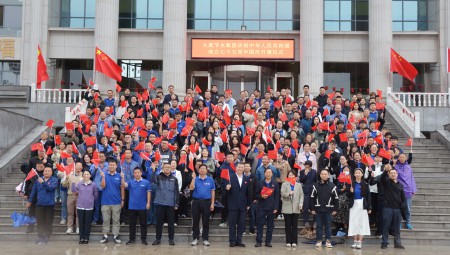 大禹节水集团在天津举行庆祝中华人民共和国成立75周年升国旗仪式。